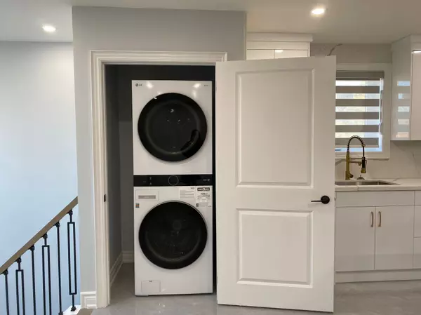 Mississauga, ON L5C 1P4,1186 Shadeland DR #Single room with bathroom
