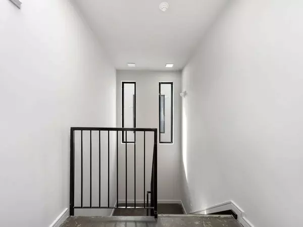 Toronto W06, ON M8W 3C3,155 Thirtieth ST #5