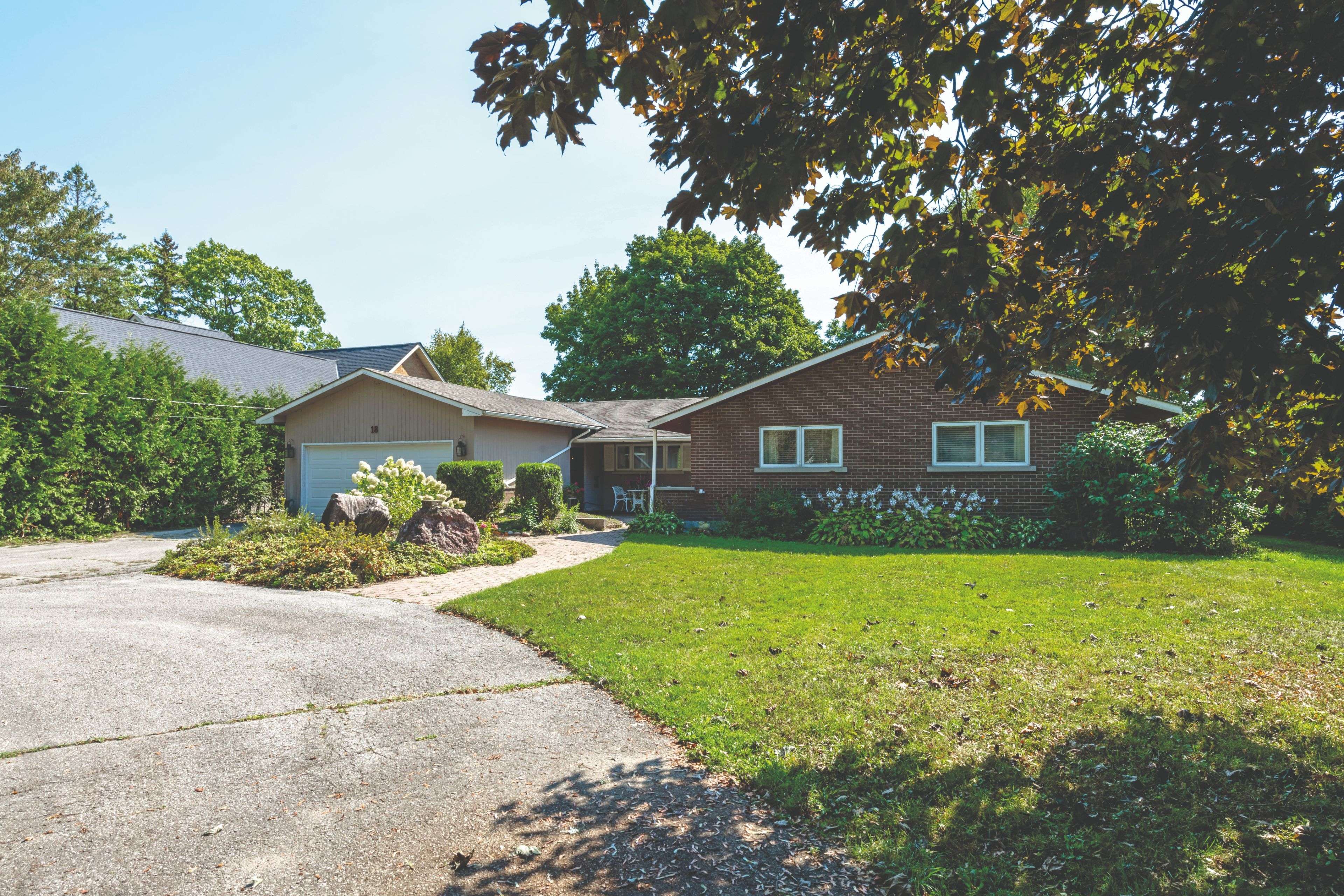 18 Maple DR, Orillia, ON L3V 3W2