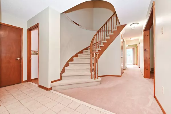 Aurora, ON L4G 4T7,16 Lanewood DR