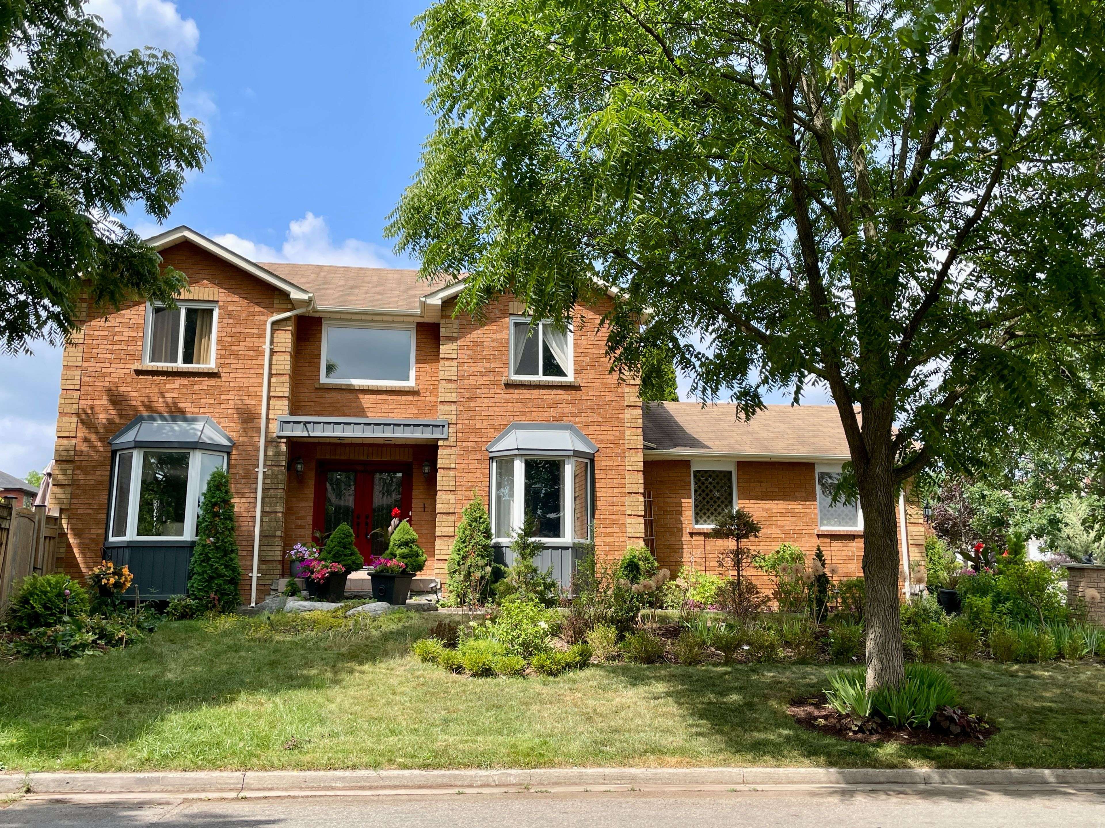 1689 Major Oaks RD, Pickering, ON L1X 1X1