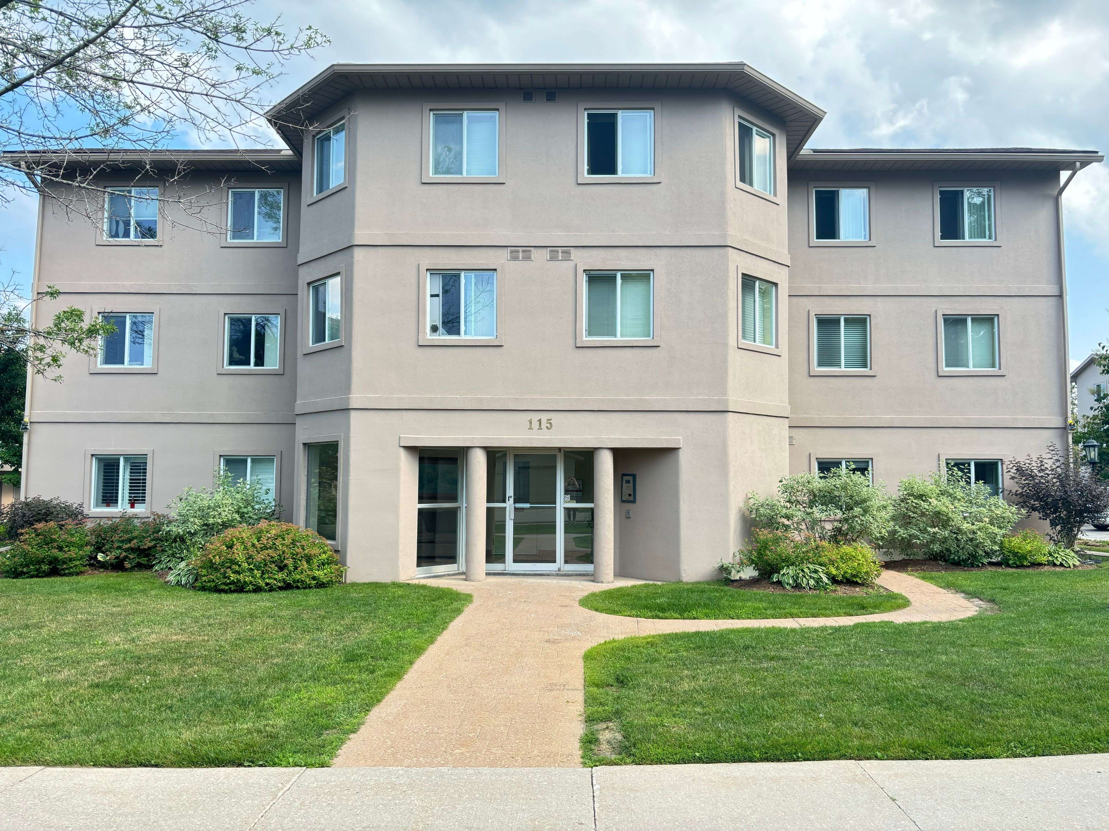 Orillia, ON L3V 1J7,115 Bond ST #108