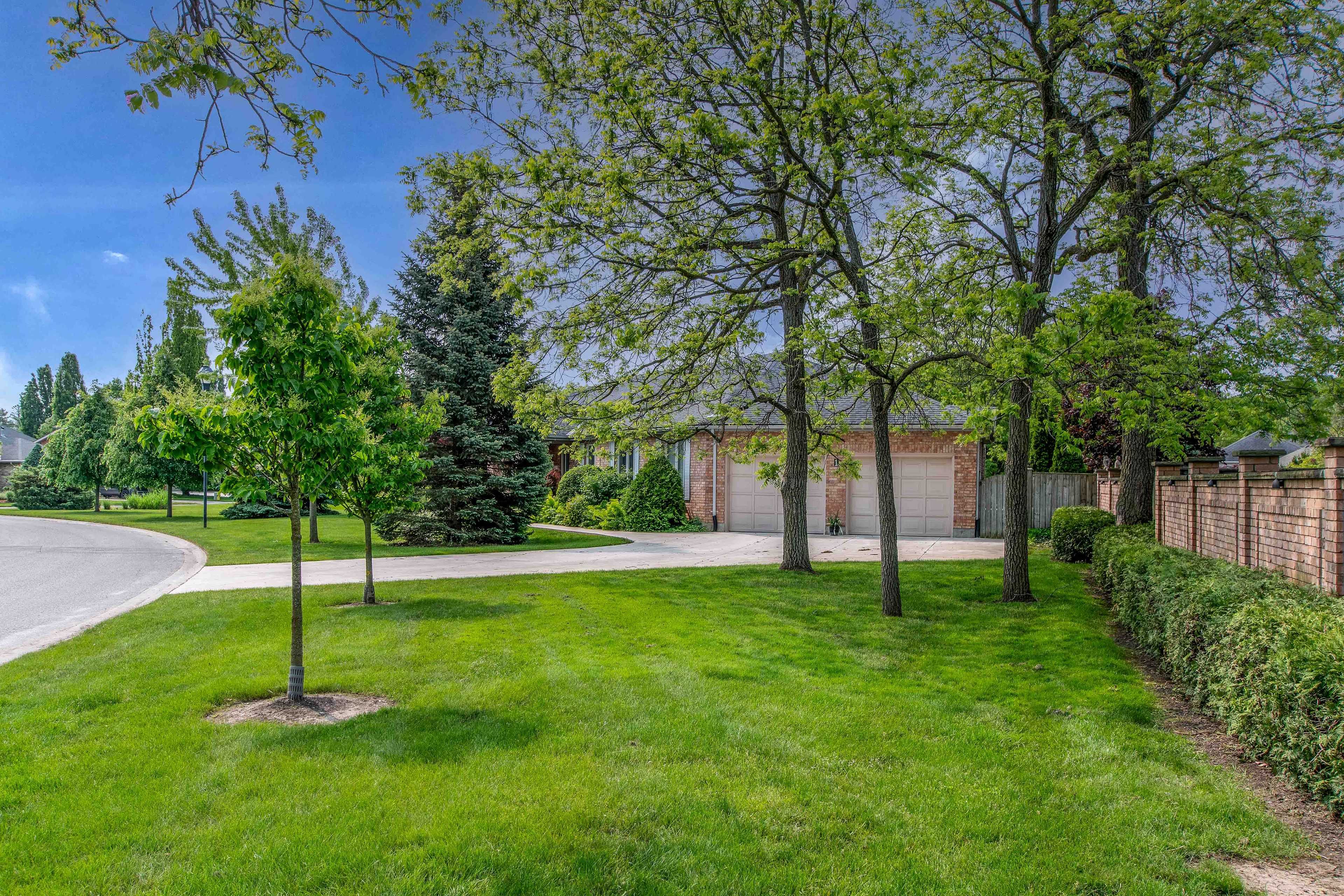 London South, ON N6C 5W9,1 Highland Woods CT