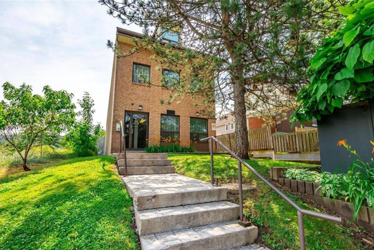 4872 Valley WAY #3, Niagara Falls, ON L2E 1W3