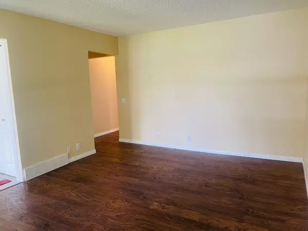 Calgary, AB T3G 1A1,6422 Ranchview DR Northwest