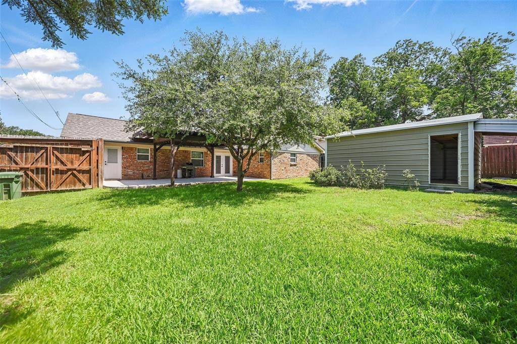 952 Charleston Drive, Bedford, TX 76022