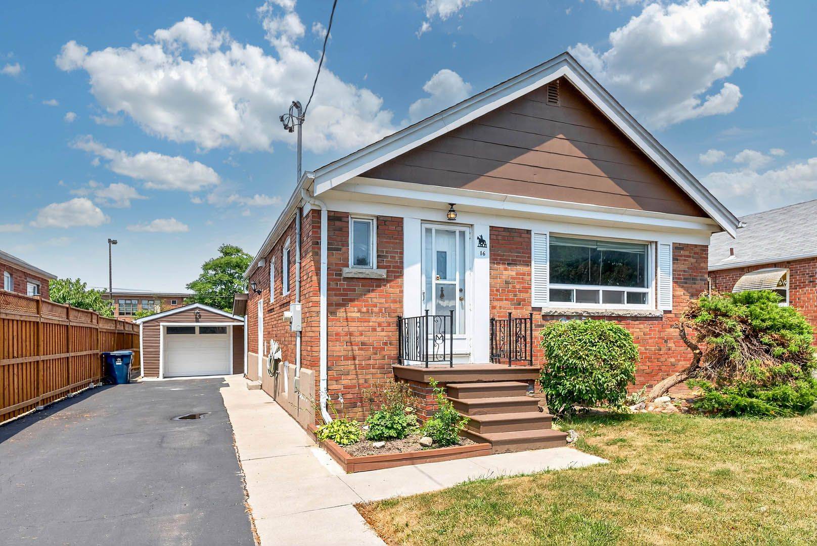 16 Knightsbridge RD, Toronto E04, ON M1L 2B2