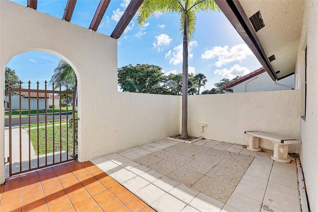 Deerfield Beach, FL 33442,31 Columbia Ct