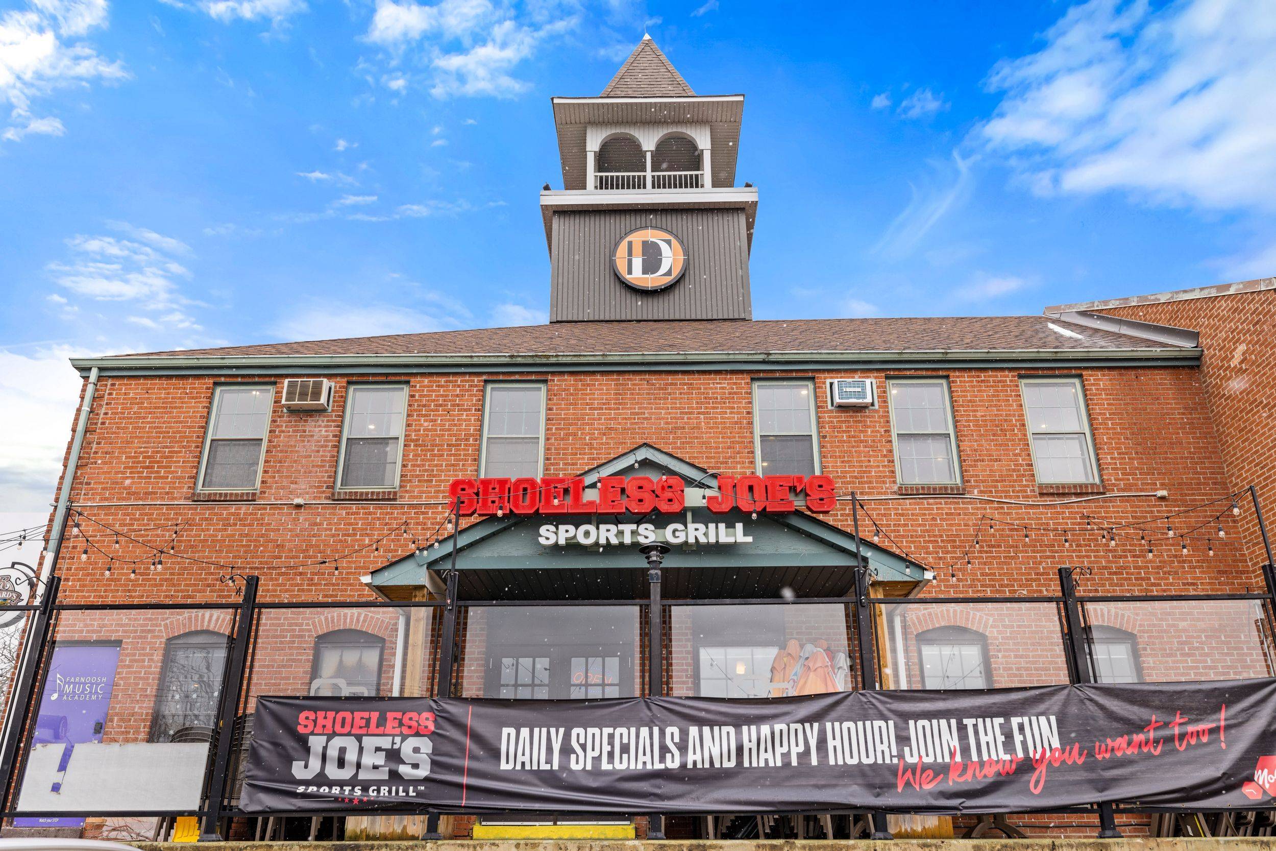 2 Orchard Heights BLVD, Aurora, ON L4G 3W3