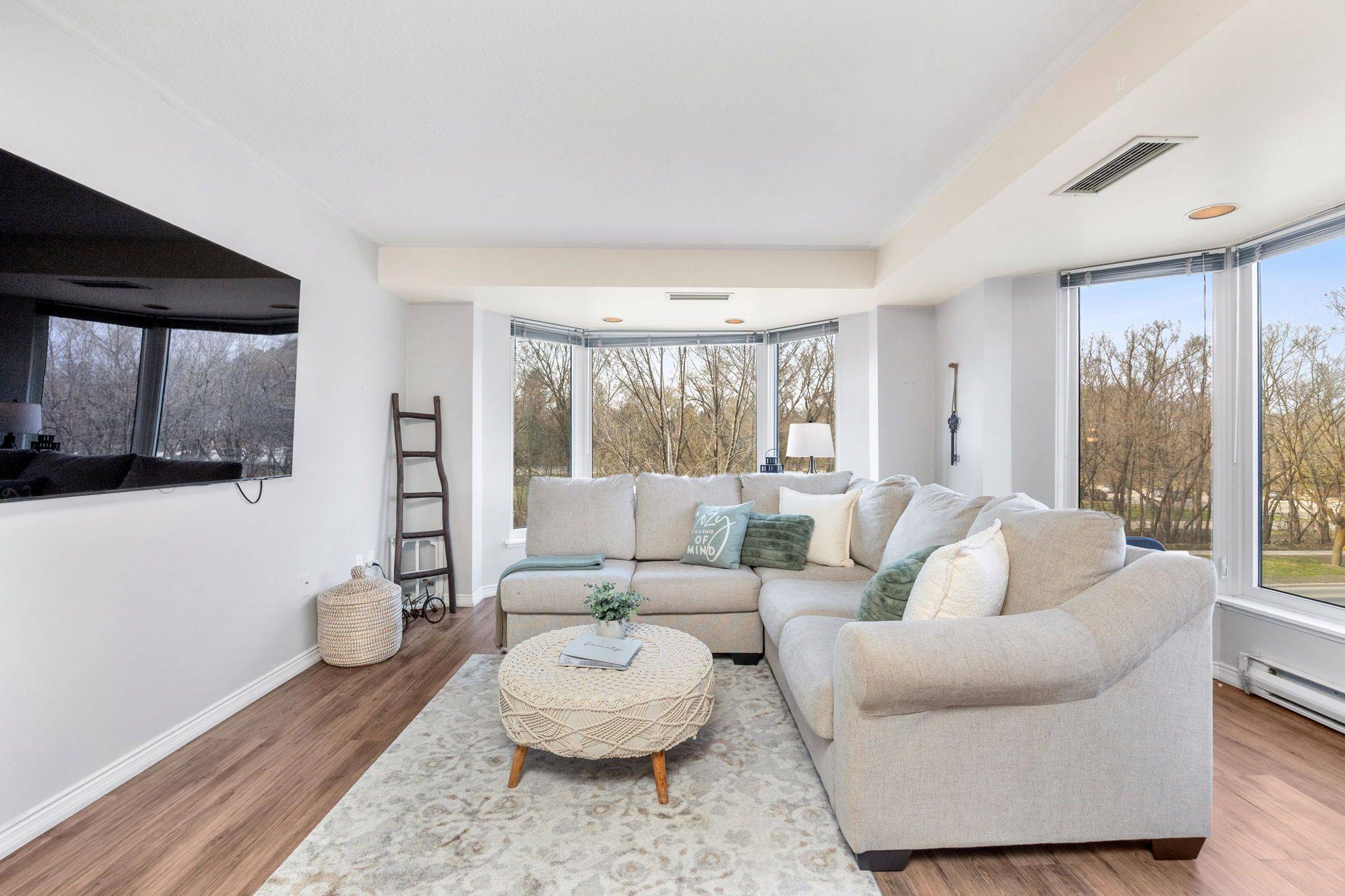 Aurora, ON L4G 2P2,85 Wellington ST W #214