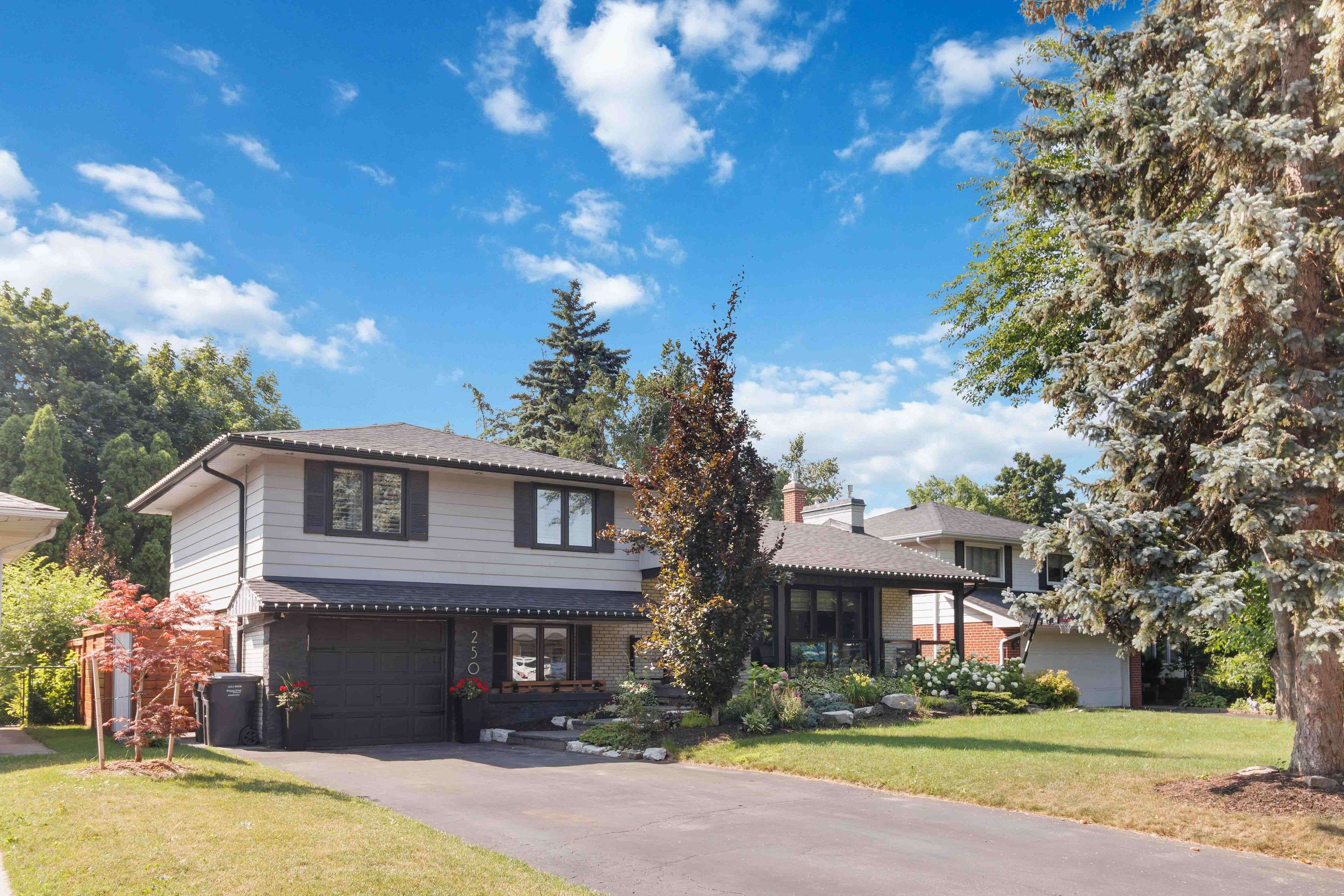 250 Daphne AVE, Mississauga, ON L5A 1M6