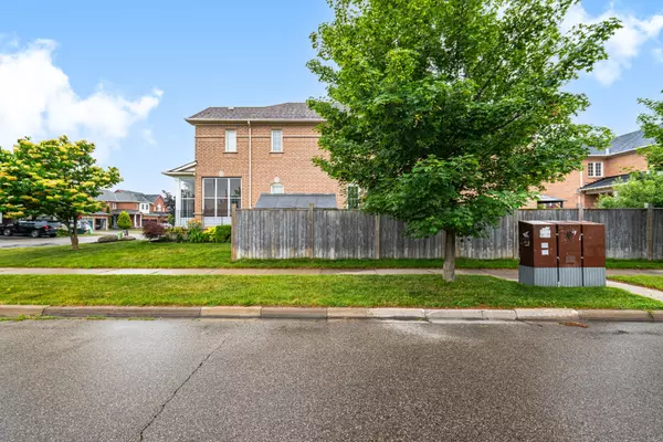 Mississauga, ON L5W 1K5,7236 Zinnia PL