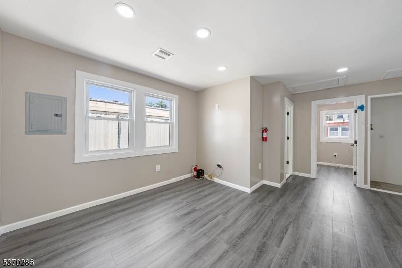 Moonachie Boro, NJ 07074,15 Spruce St