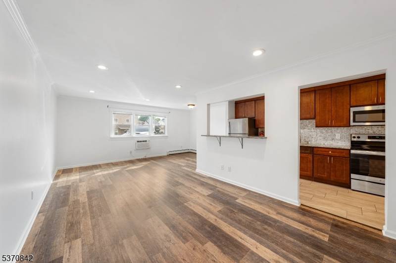 Linden City, NJ 07036,300 W Munsell Ave #AA1