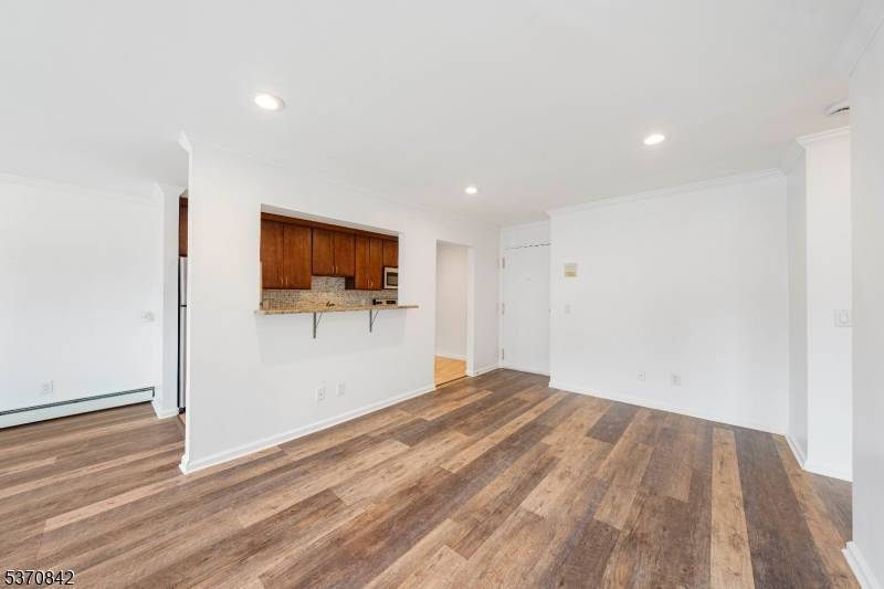 Linden City, NJ 07036,300 W Munsell Ave #AA1