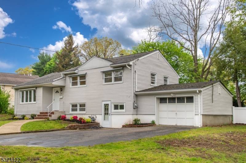 99 Morningside Rd, Paramus Boro, NJ 07652