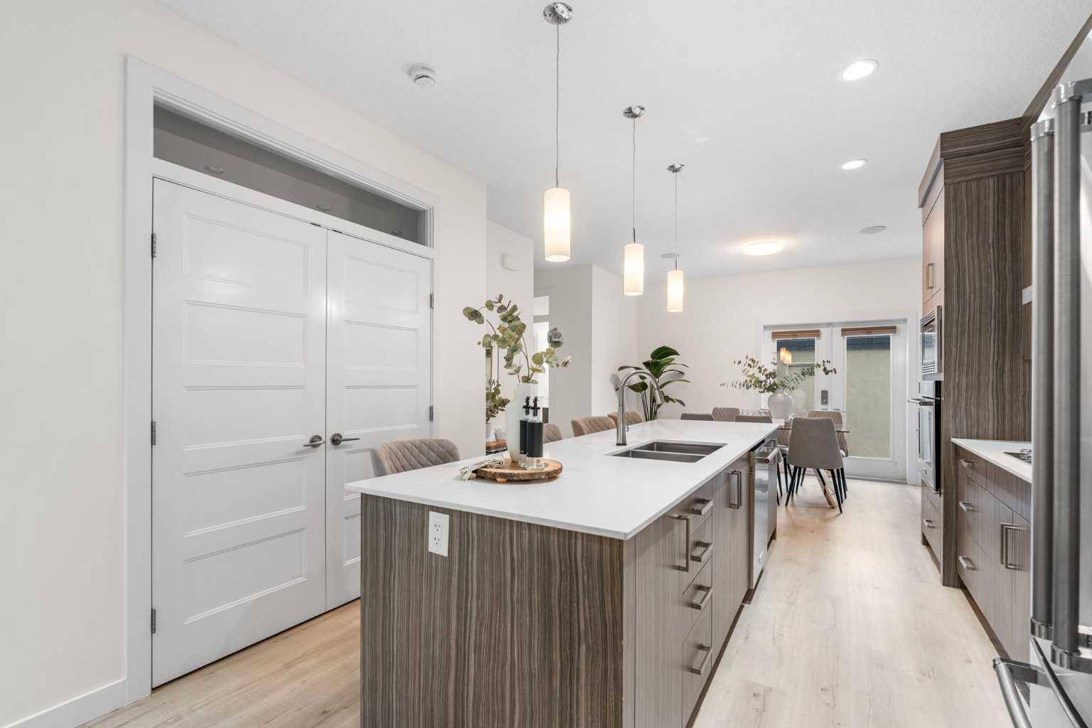Calgary, AB T2E 0Z1,308 11 AVE NE #1