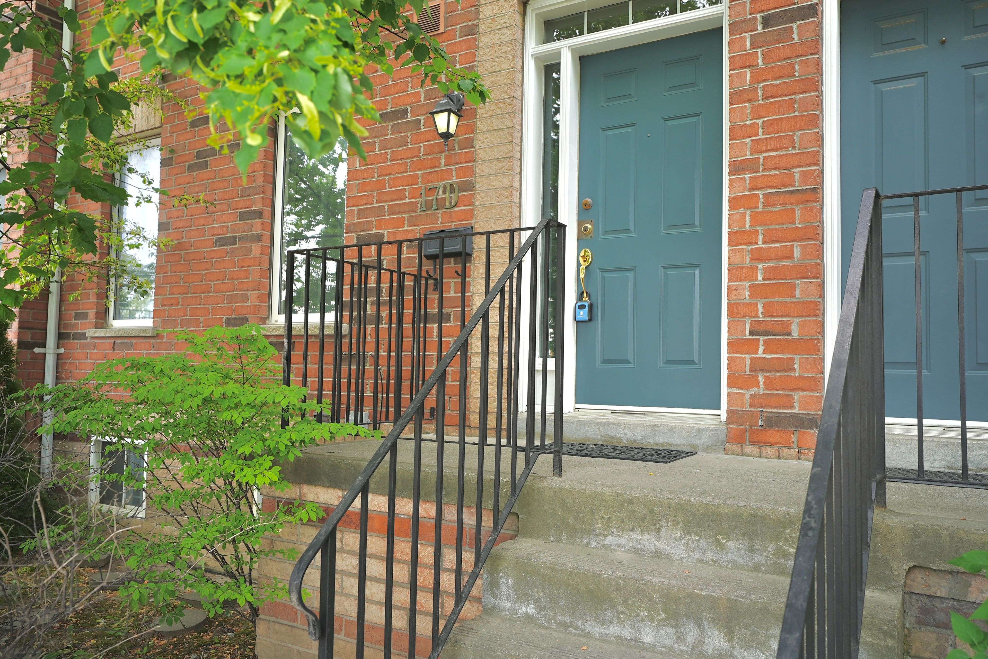 17 Overlea BLVD #D, Toronto C11, ON M4H 1R4