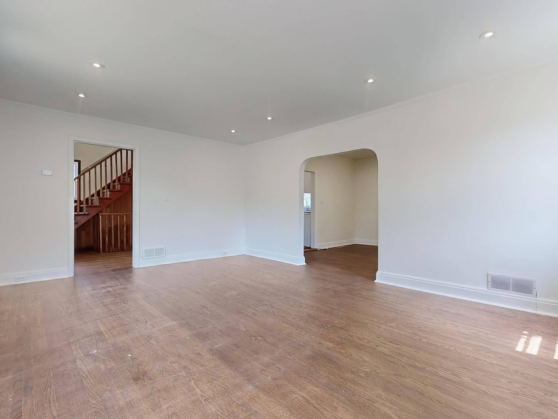 Richmond Hill, ON L4C 7A3,21 Yongeview AVE #1