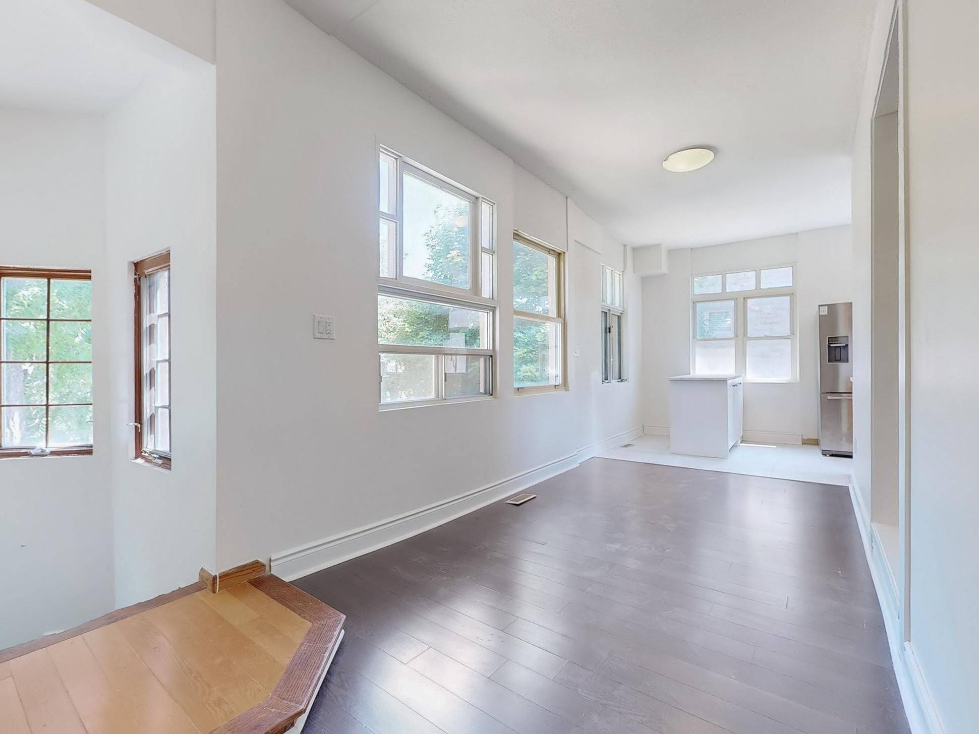 Richmond Hill, ON L4C 7A3,21 Yongeview AVE #2