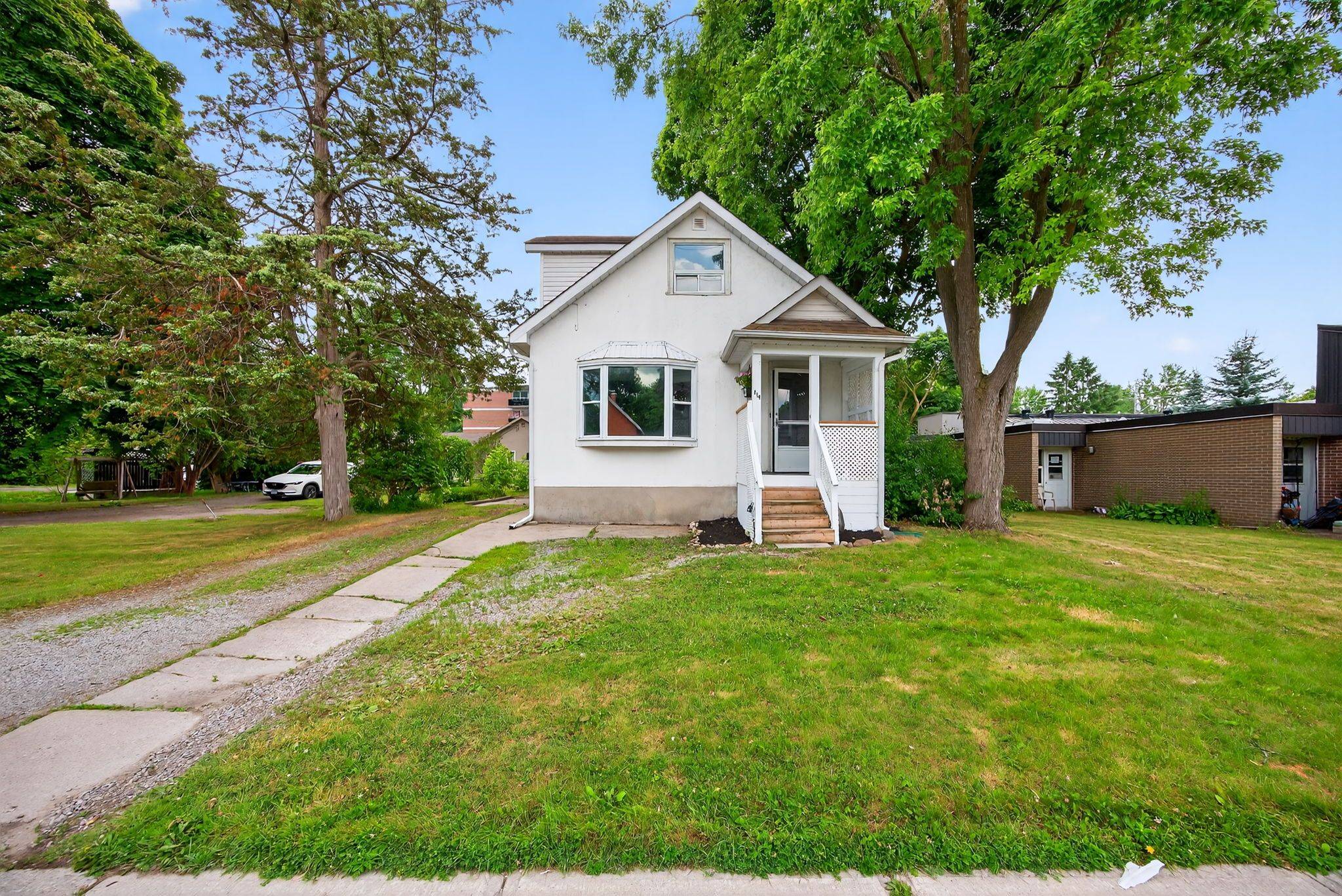 114 Burton AVE, Barrie, ON L4N 2R8