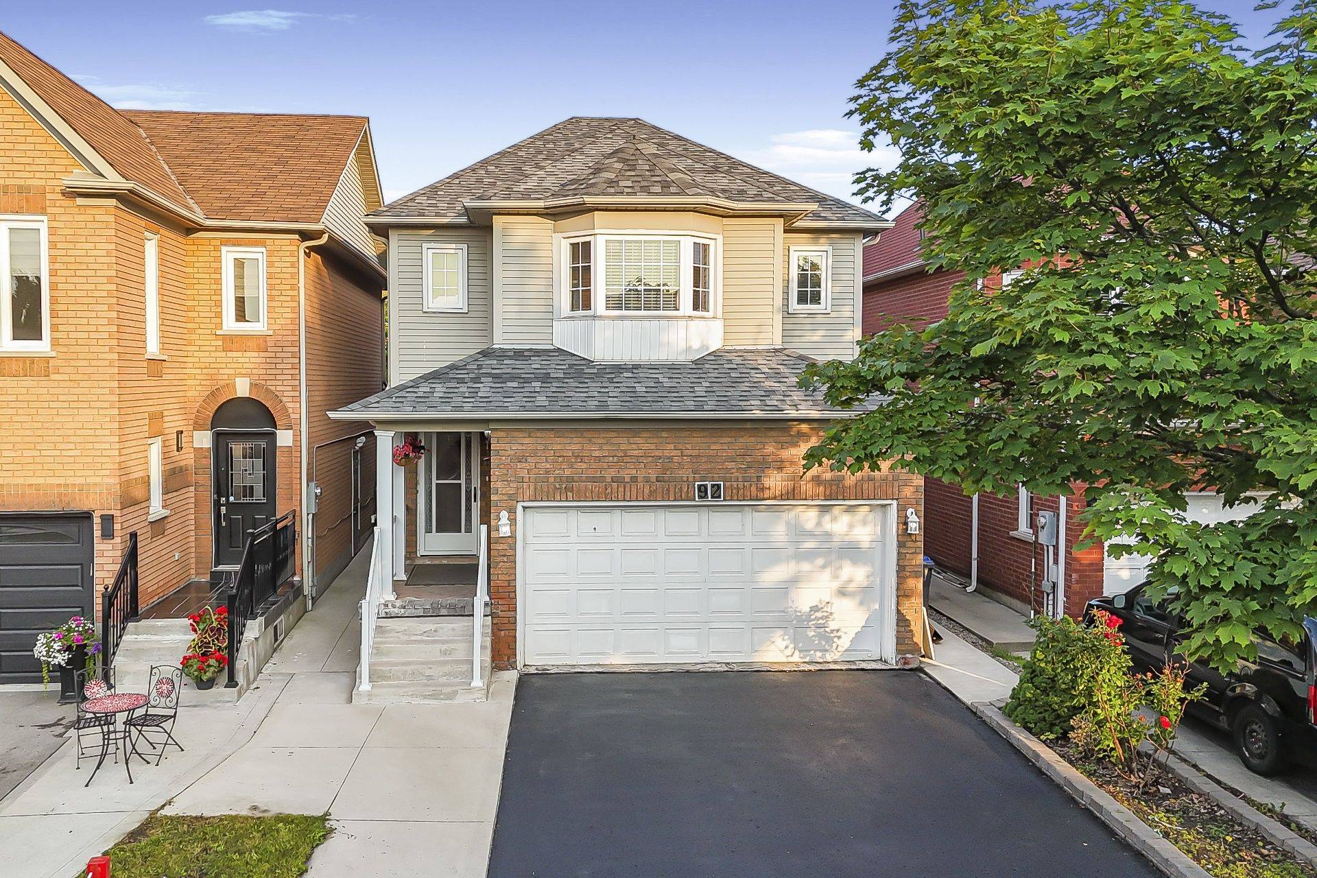 Brampton, ON L6R 1B8,92 Black Oak DR