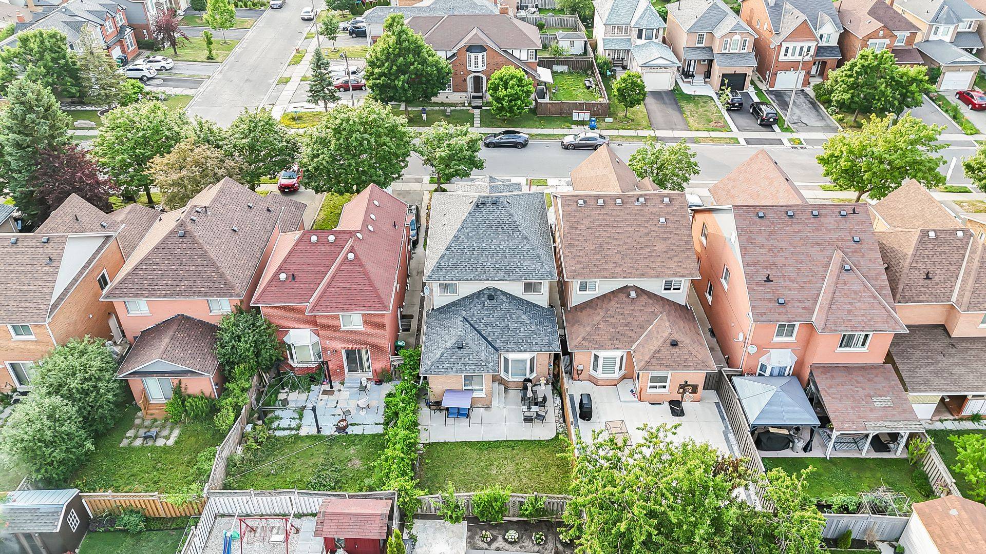 Brampton, ON L6R 1B8,92 Black Oak DR