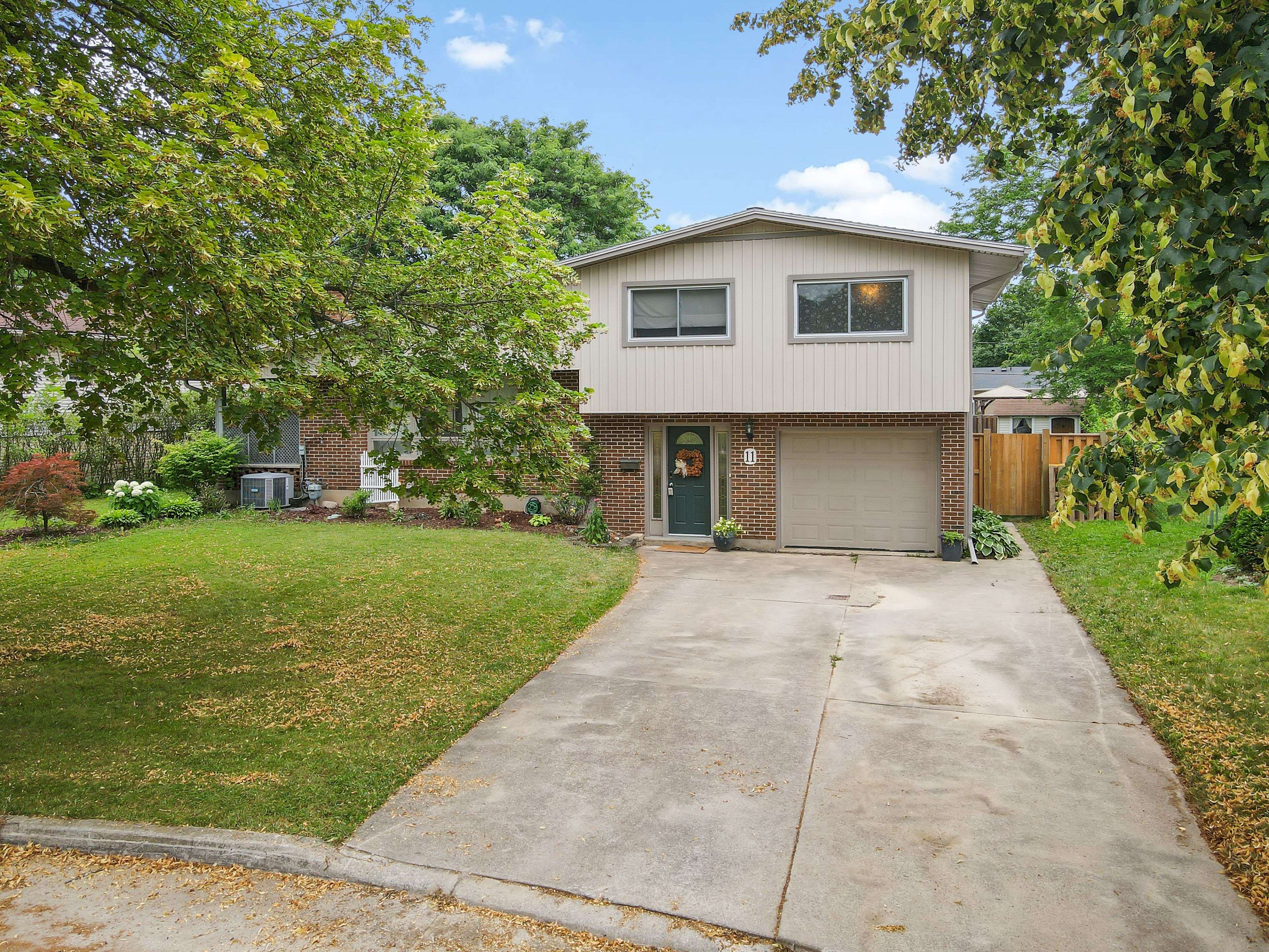 St. Catharines, ON L2T 1Y4,11 Erinbrook CRES