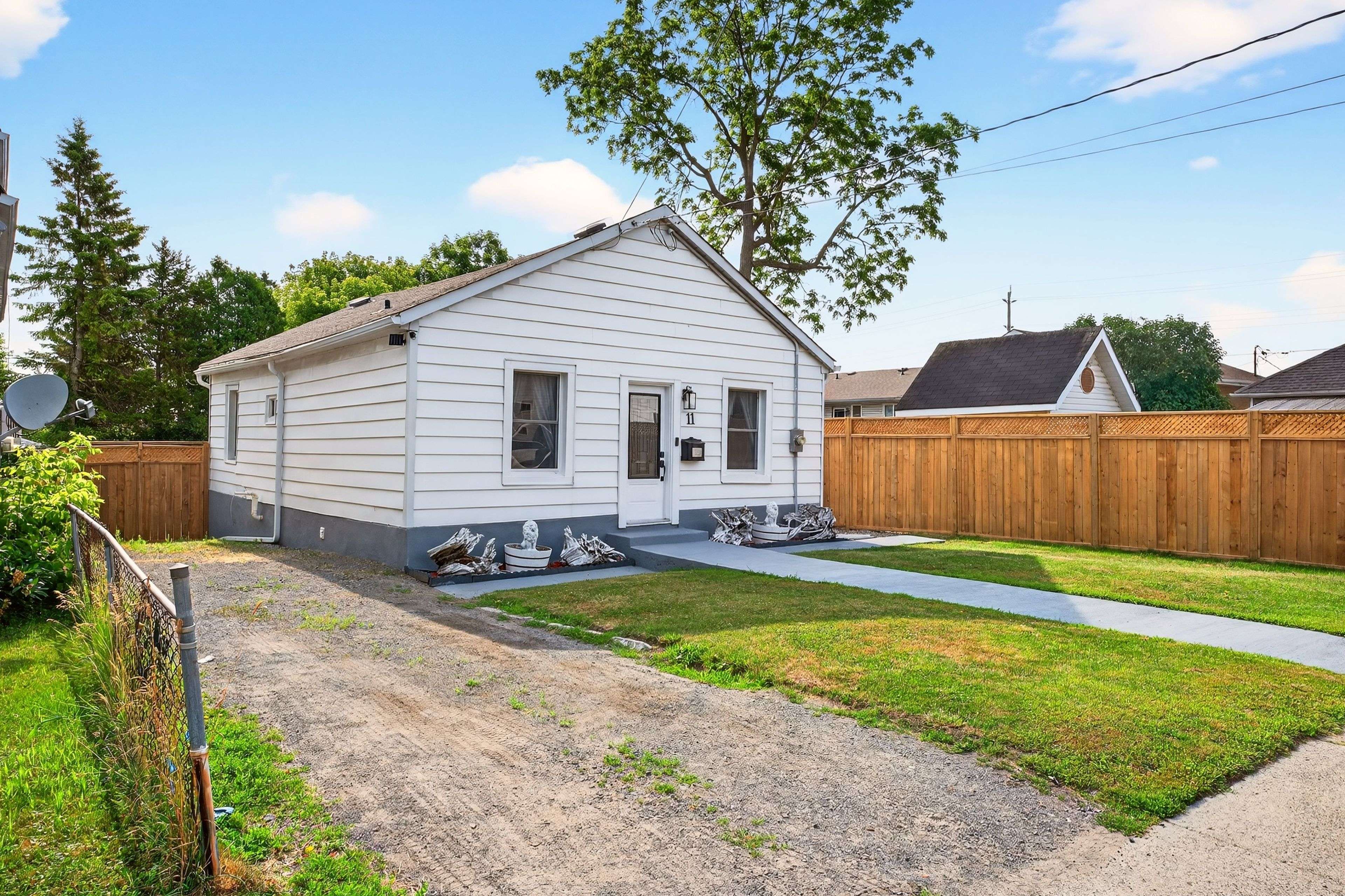 11 Kingscourt AVE, Kingston, ON K7K 4N6