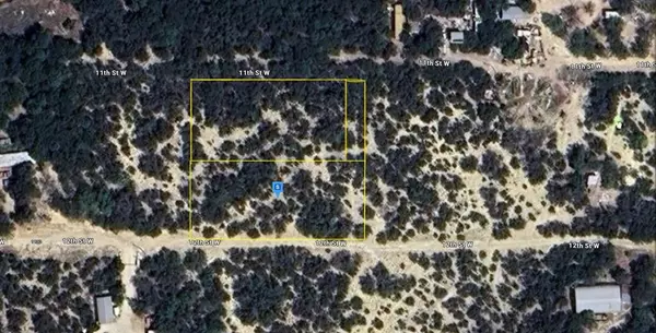 682 12th Street W, Lakehills, TX 78063