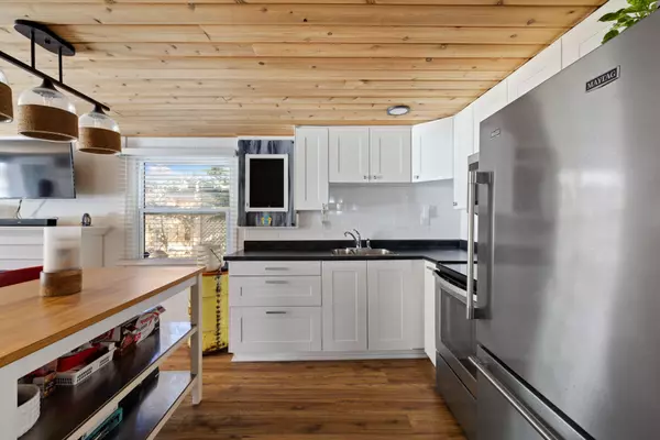 Wasaga Beach, ON L9Z 1T9,7 69th ST N