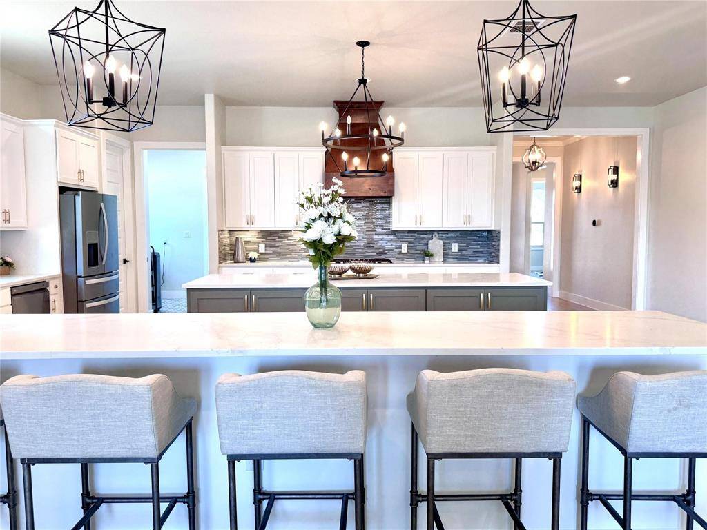 2402 Amesbury Drive, Midlothian, TX 76065