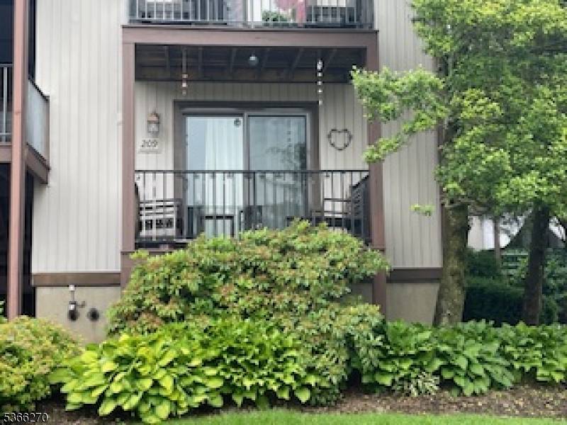12209 Dell Pl, Stanhope Boro, NJ 07874