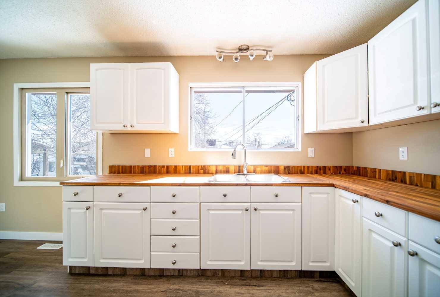 Wainwright, AB T9W 1K3,1033 17 AVE