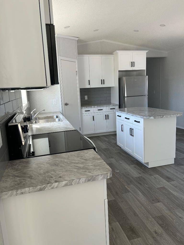 Coaldale, AB T1M 0G4,2002 Sunflower CRES