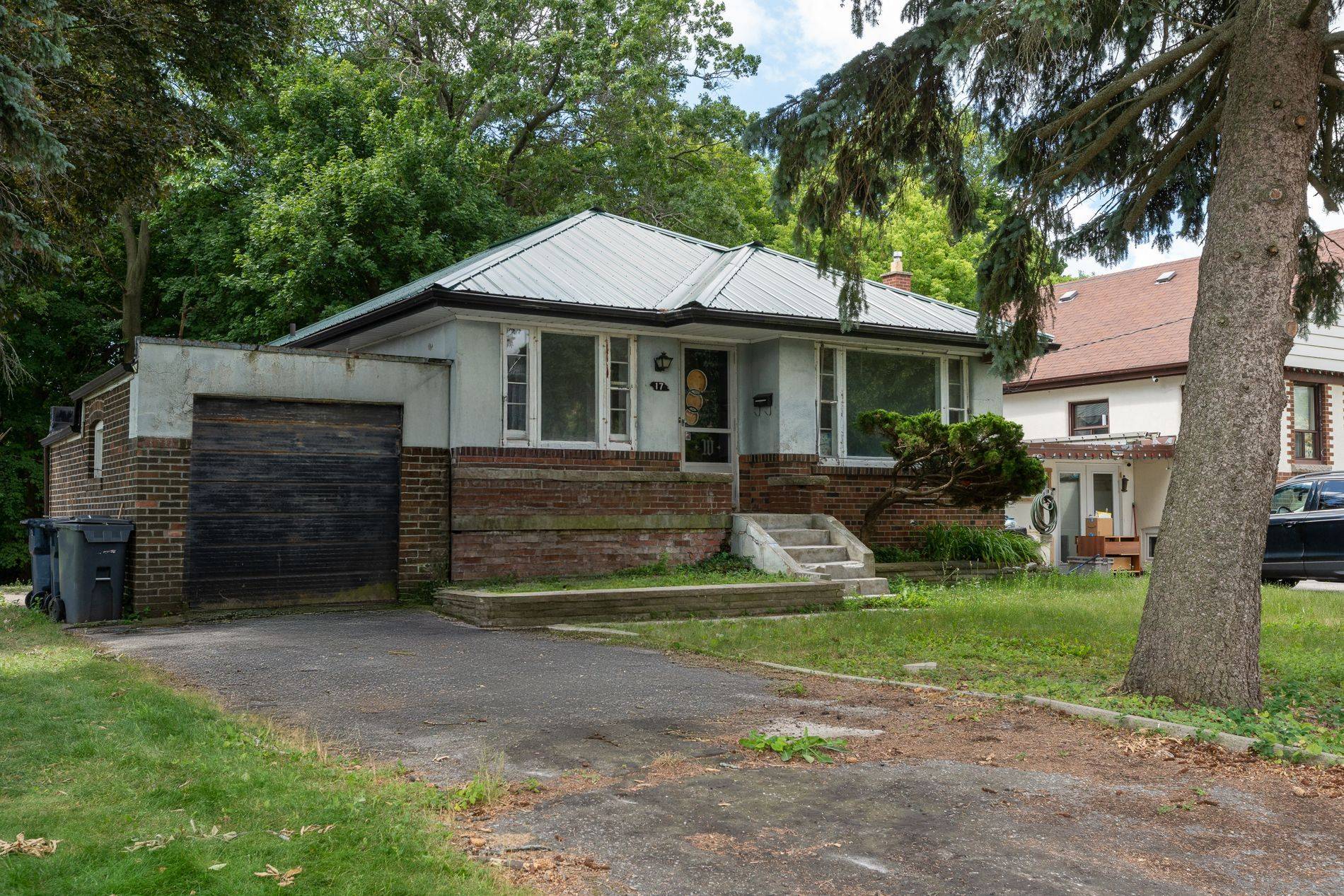 Toronto E08, ON M1M 1G4,17 Ayre Point RD