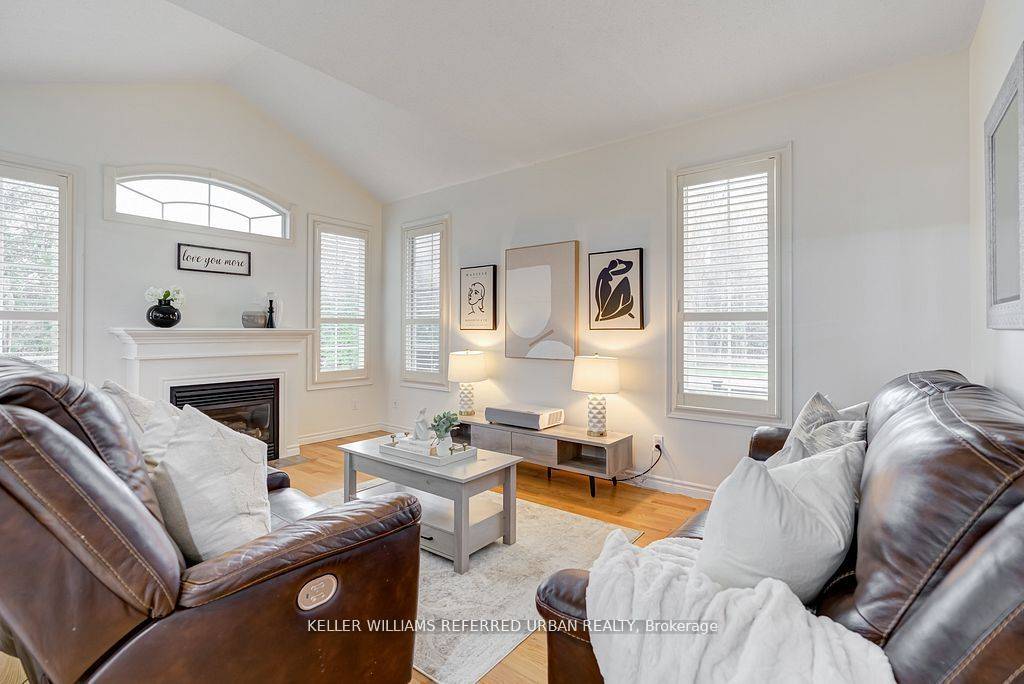 Whitby, ON L1R 3P2,2 Thistledown CRES