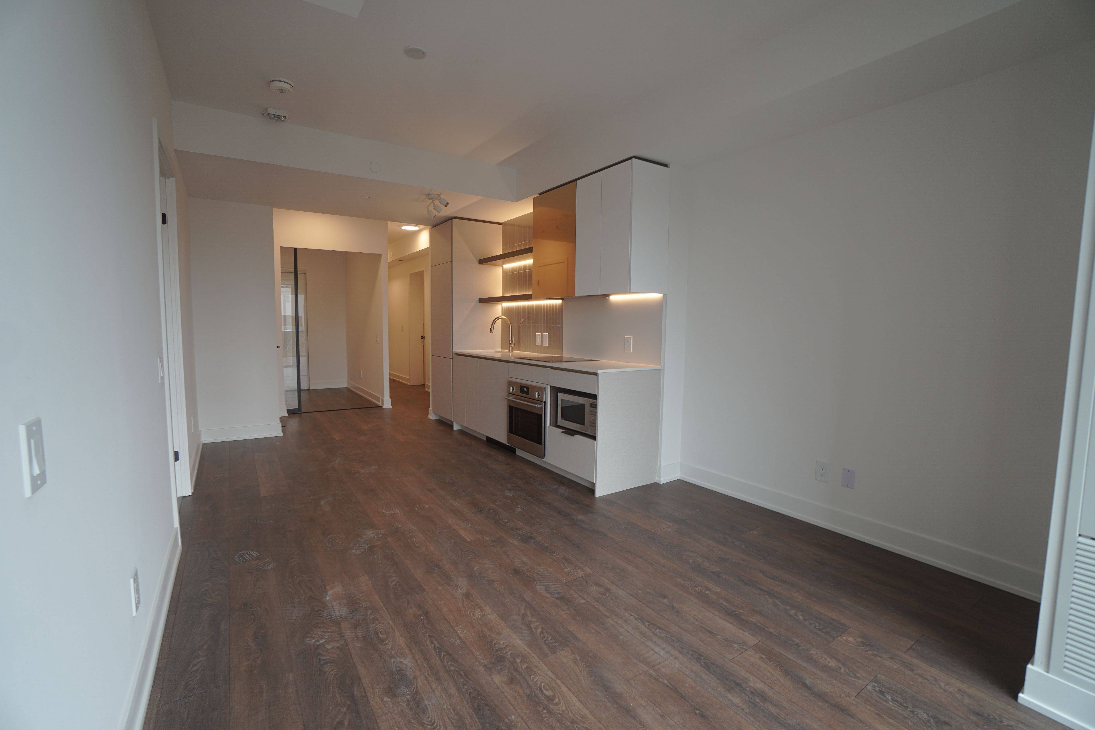 Toronto E01, ON M4L 1C2,1285 Queen ST E #409
