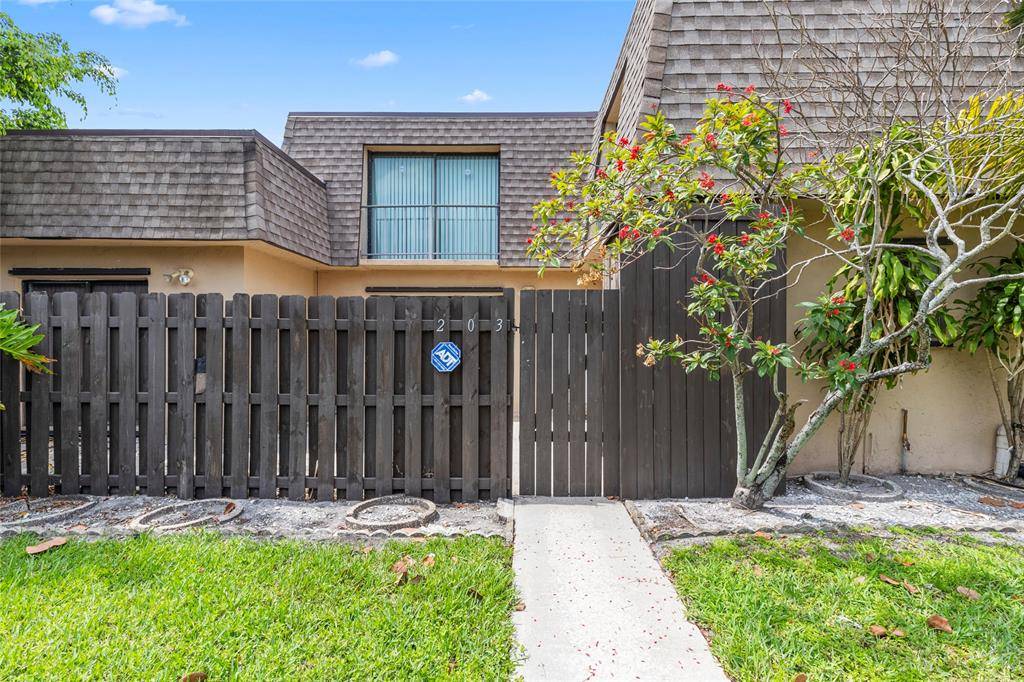 203 Waterview Dr #902, Palm Springs, FL 33461