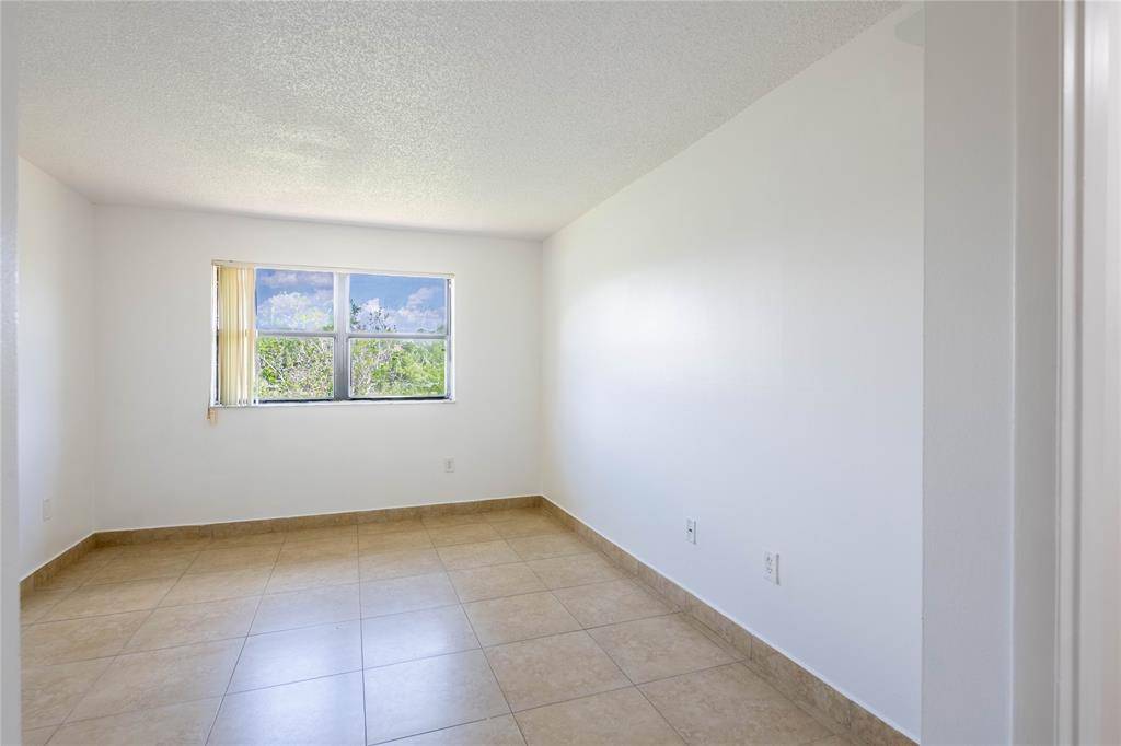 Hialeah, FL 33015,7235 NW 179th St #212