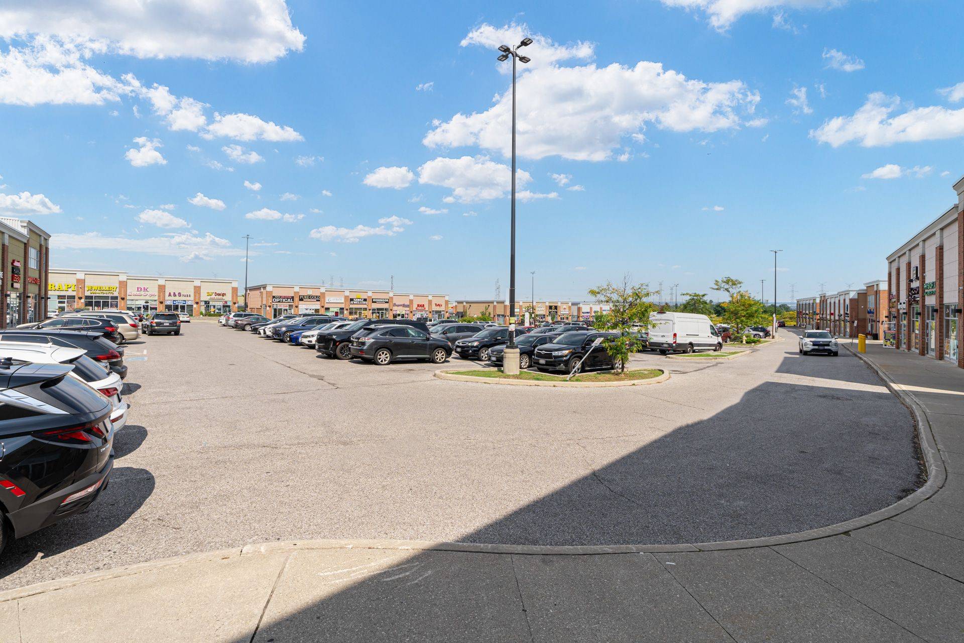 Markham, ON L3S 0B5,20 New Delhi DR #76