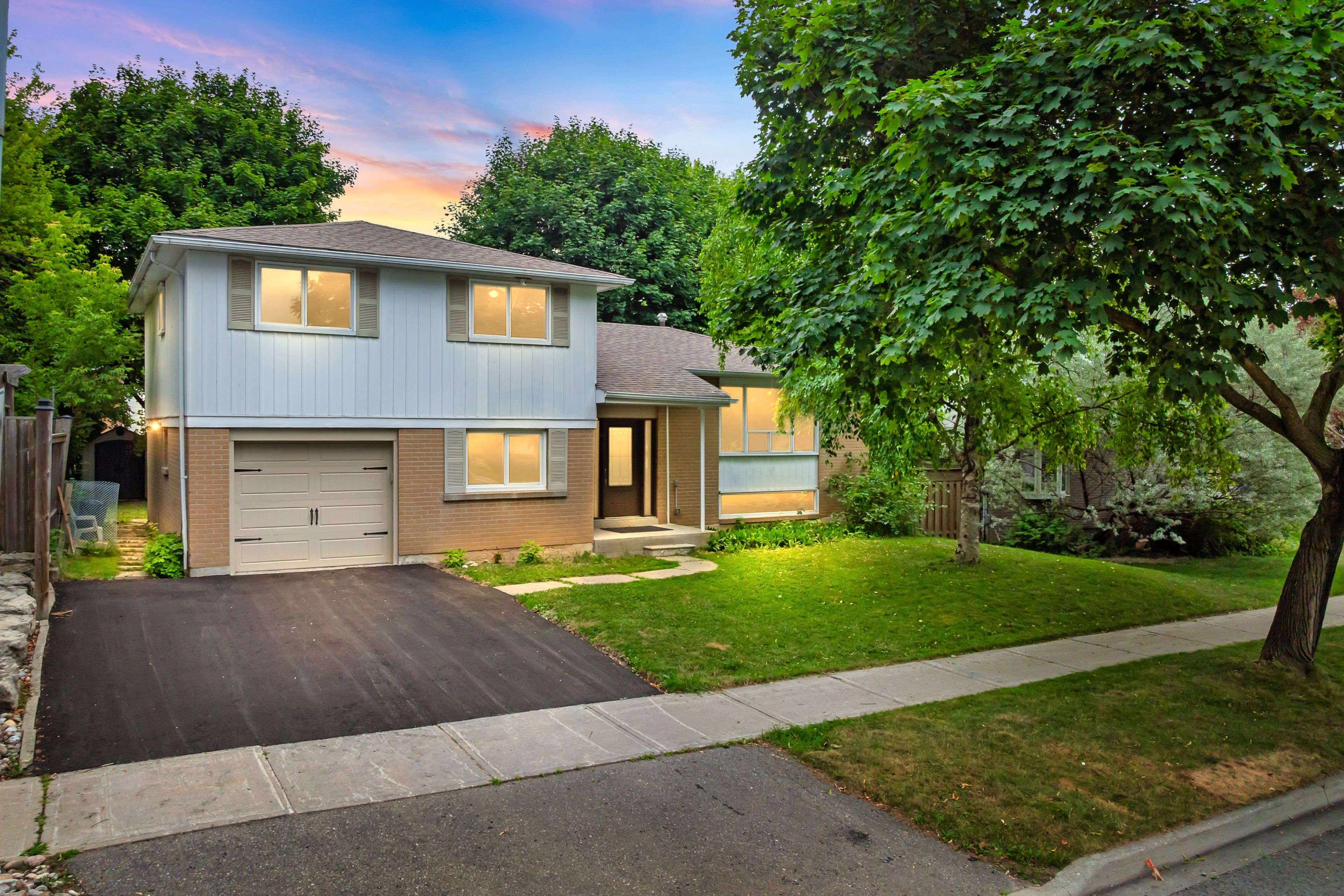 2 Hill DR, Aurora, ON L4G 3A6