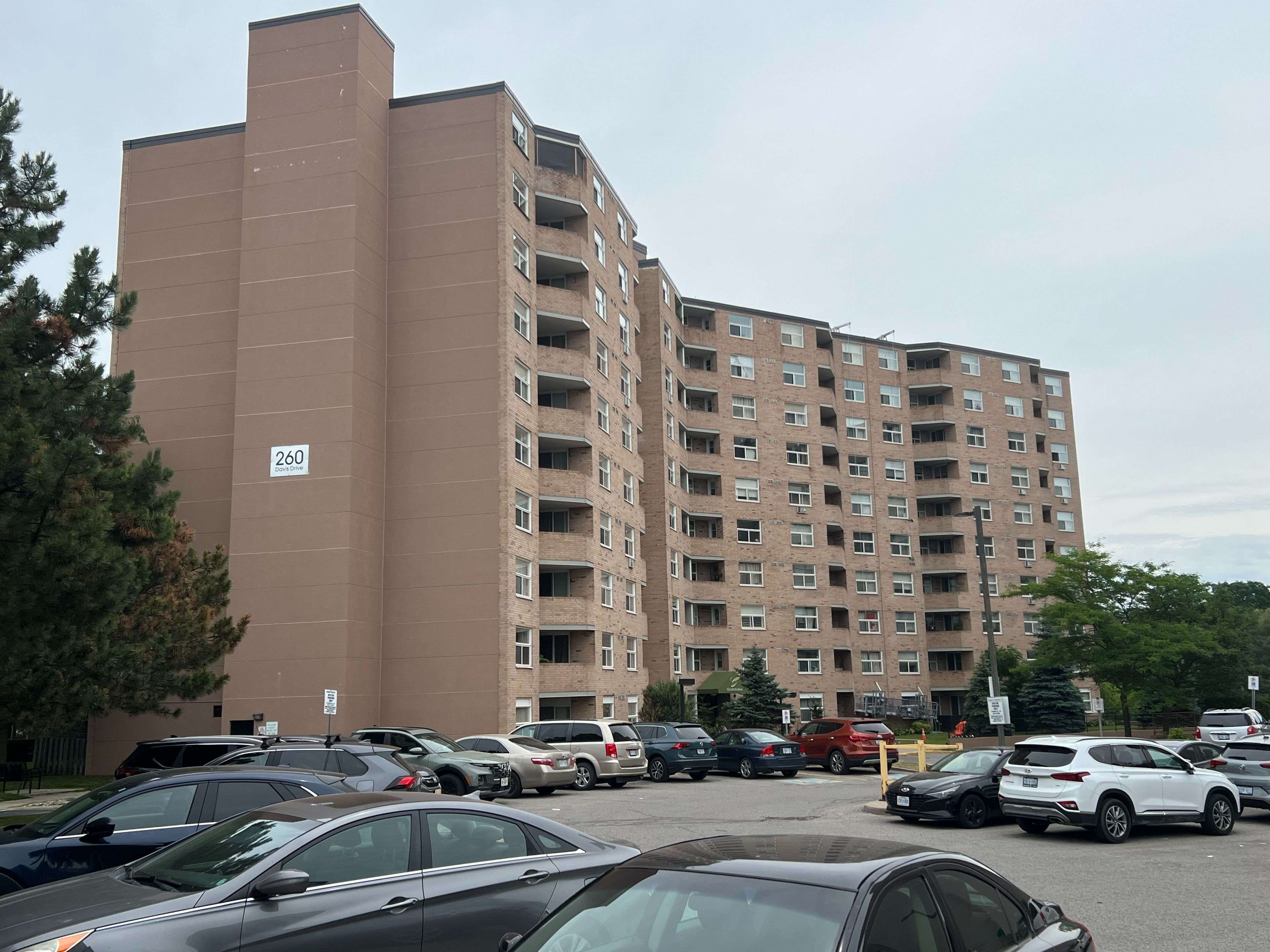 260 Davis DR #703, Newmarket, ON L3Y 7C3
