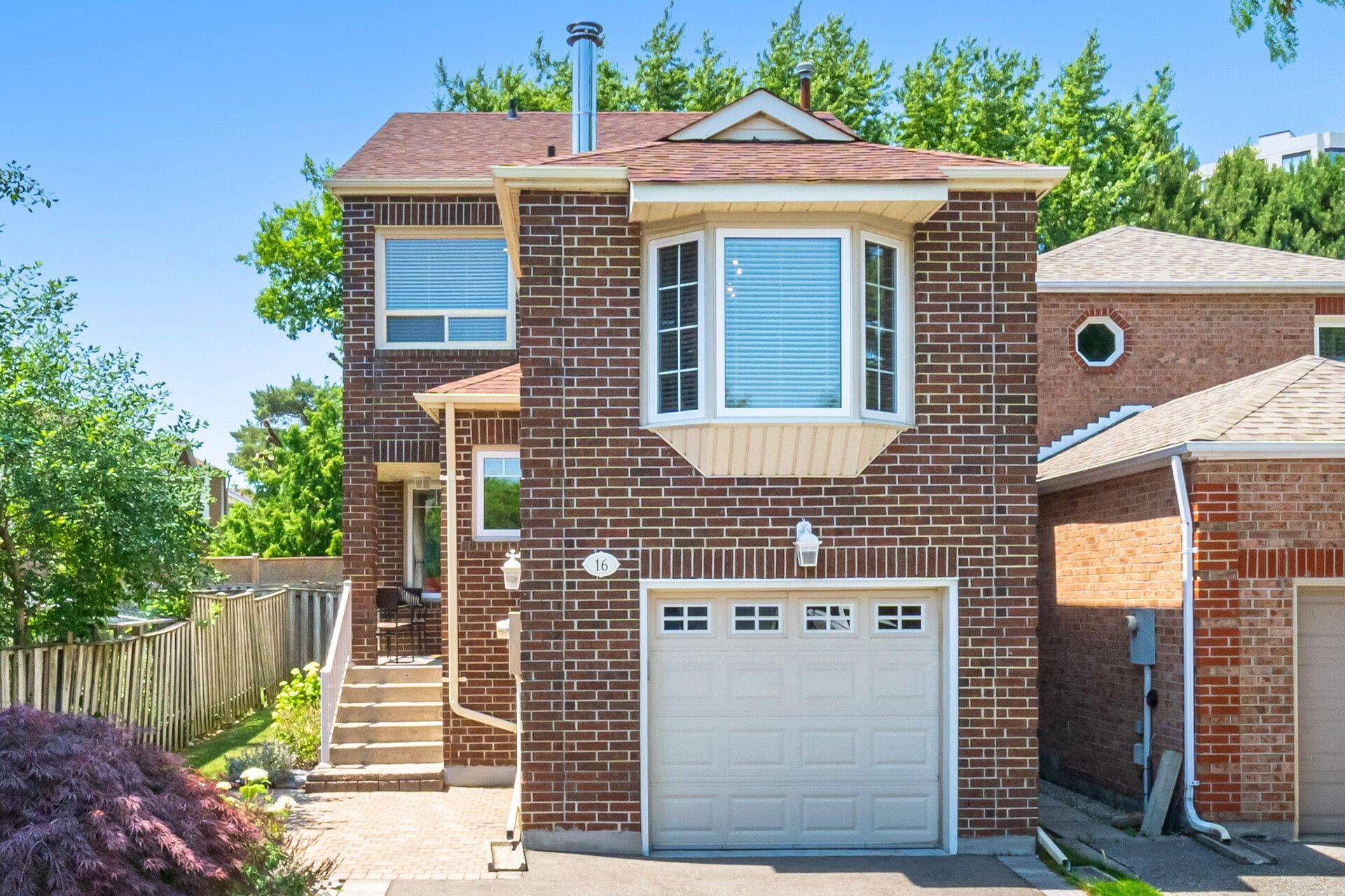 16 Lansbury CT, Vaughan, ON L4J 5J9