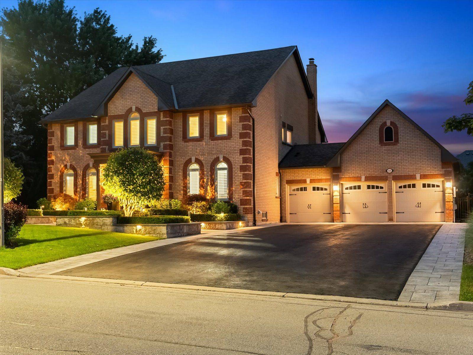 88 Willow Farm LN, Aurora, ON L4G 6K3