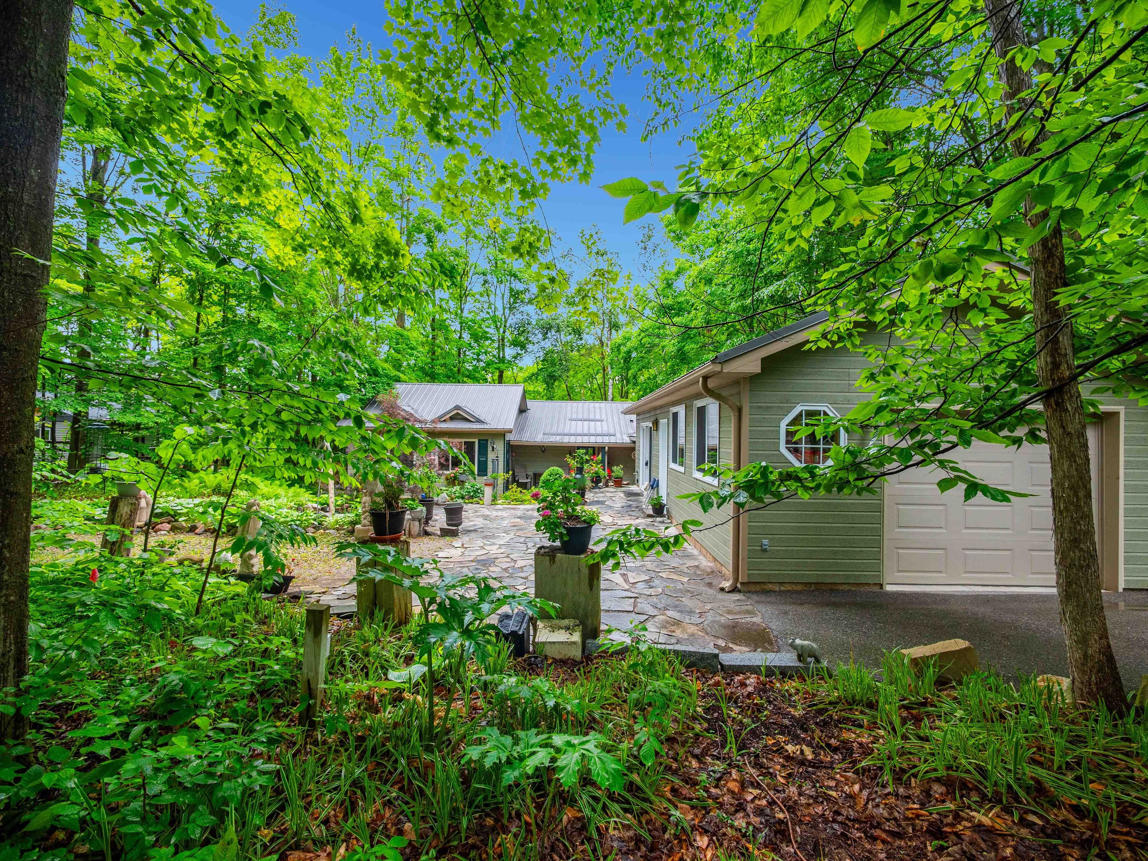 Oro-medonte, ON L0K 1E0,22 Iroquois RDG