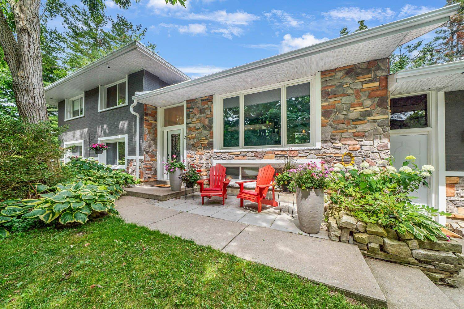 2 Noraline AVE, Springwater, ON L0L 1X1