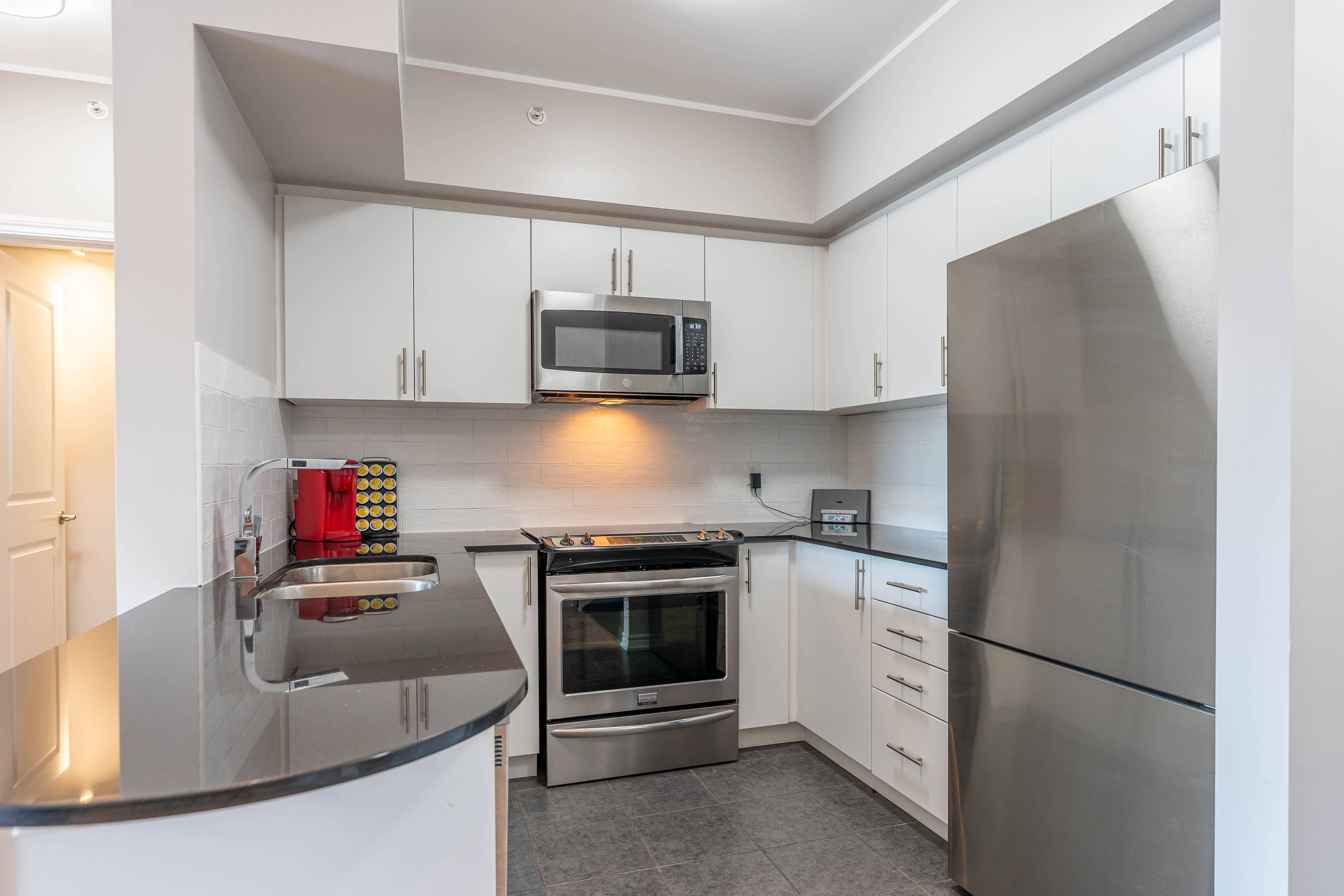 Barrie, ON L4N 7Y8,7 GREENWICH ST #403