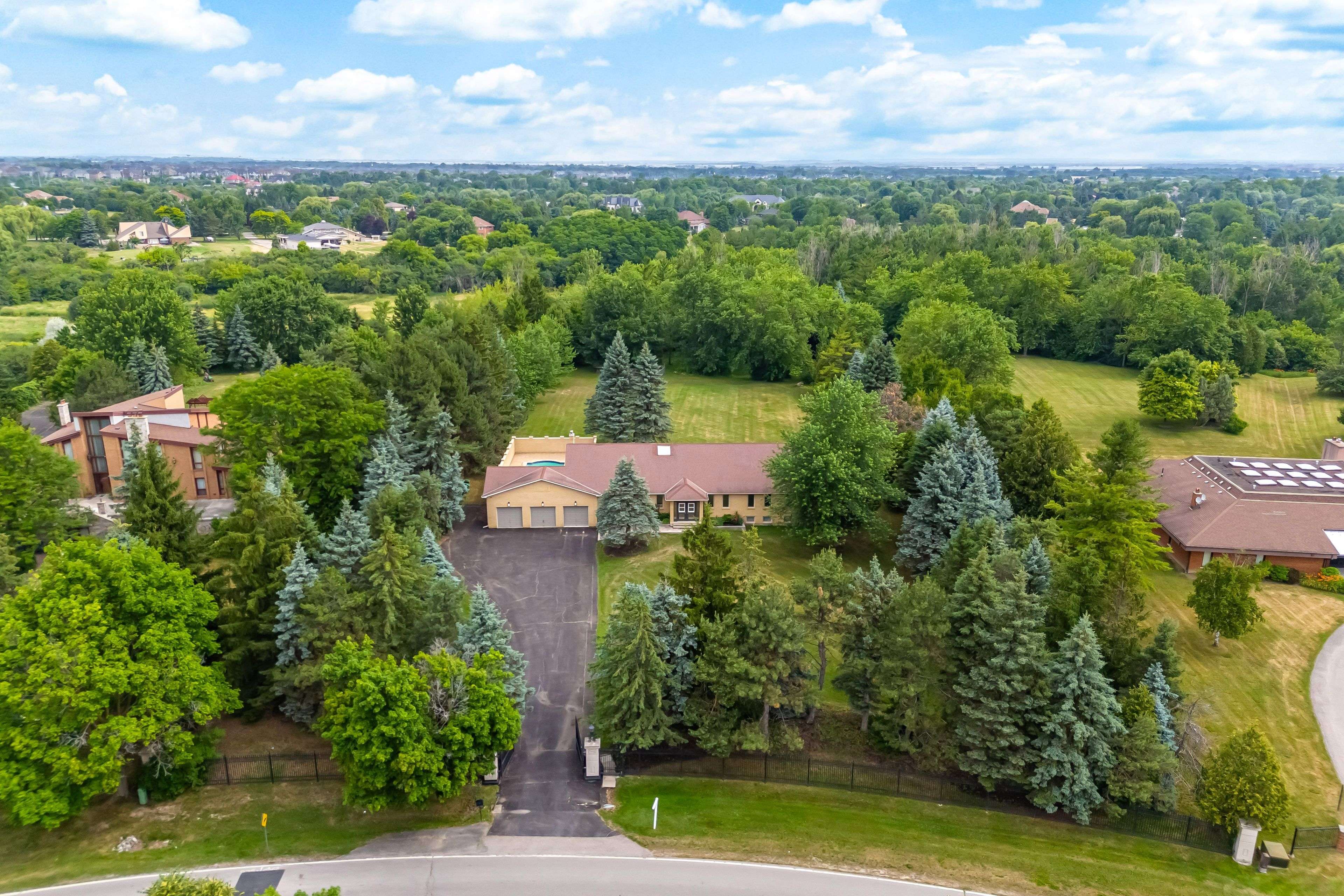 Brampton, ON L6P 0E6,22 Rosegarden DR