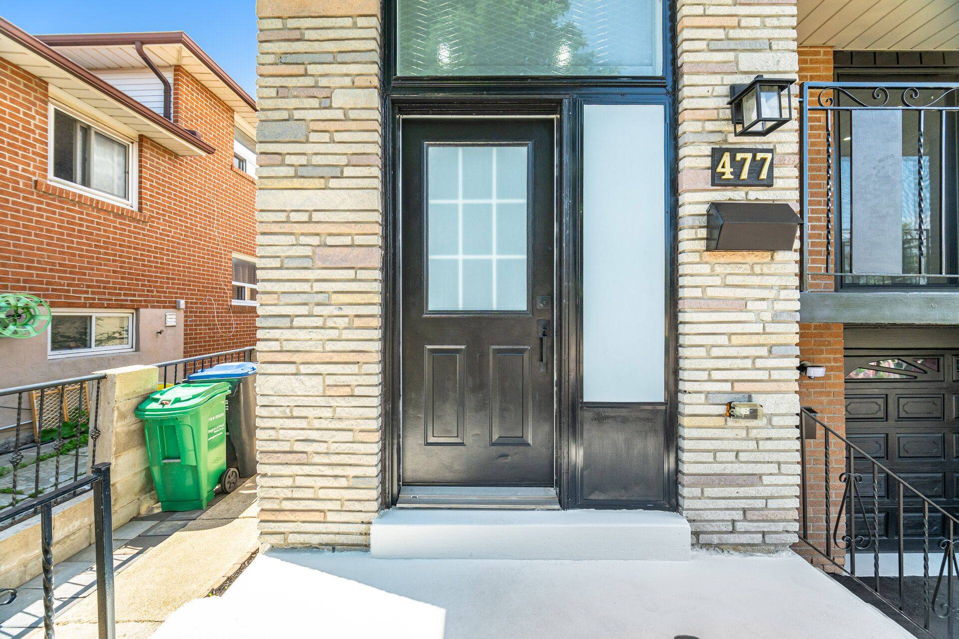 Mississauga, ON L5B 2J2,477 Fergo AVE